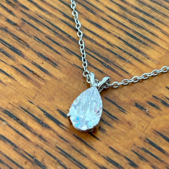 Elegant Silver Teardrop Pendant Necklace - Picture 1 of 7